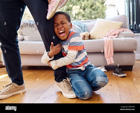 Niño haciendo berrinche a sus padres fotografías e imágenes de alta