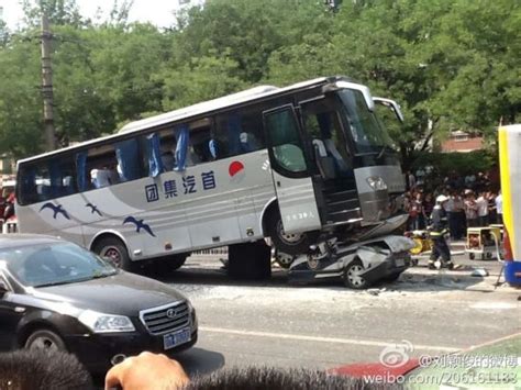 目击者称北京警车对折车祸因高速撞击所致 北京 车祸 警车对折 新浪新闻