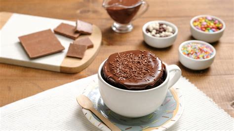 Bolo de chocolate rápido de micro ondas fica pronto em poucos minutos