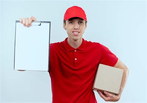 Jovem Entregador De Uniforme Vermelho E Bon Segurando Uma Caixa De