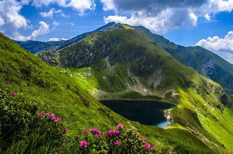 Mountain Lake Shore Grass Bonito Clouds Mountain Calm Green