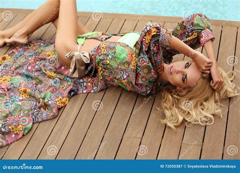 Sexy Herrliche Frau Mit Dem Blonden Haar Im Eleganten Bikini Stockbild