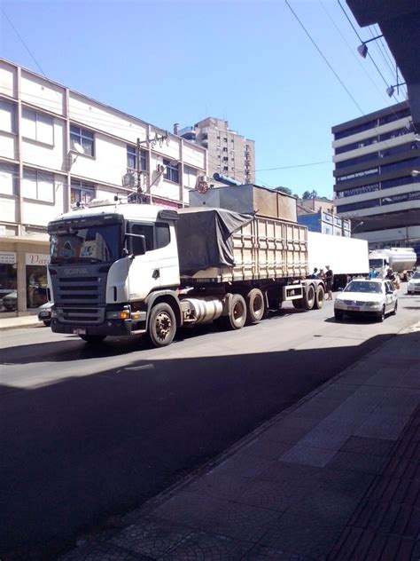 Caminh O Enrosca Em Fios E Causa Transtorno No Centro R Dio Ruralfm