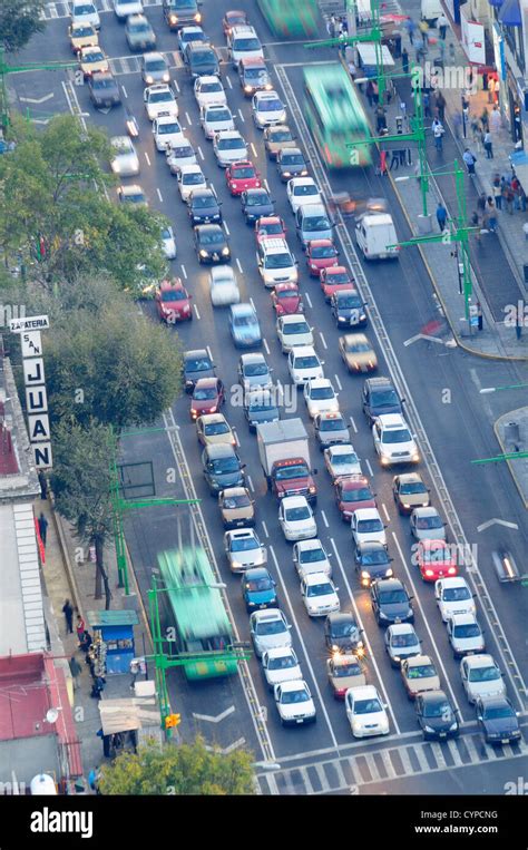 Starker Verkehr Von Torre Latinoamericana Fotos Und Bildmaterial In