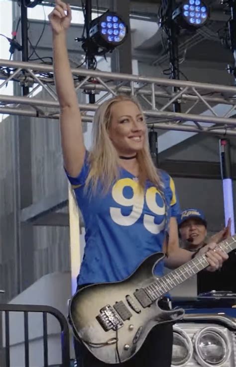 Nita Strauss Und Dorothy `victorious` Erste Liveperformance Ist