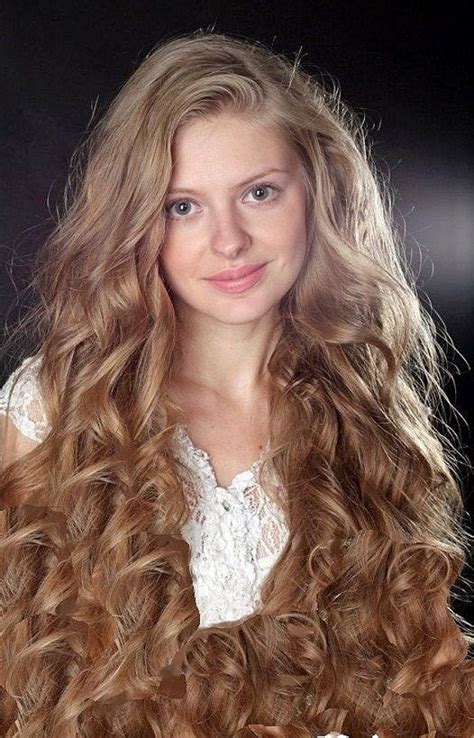 Svetlana Korchagina Russian Actresse With Beautiful Curls Cheveux Cheveux Blond Jeunes Modèles