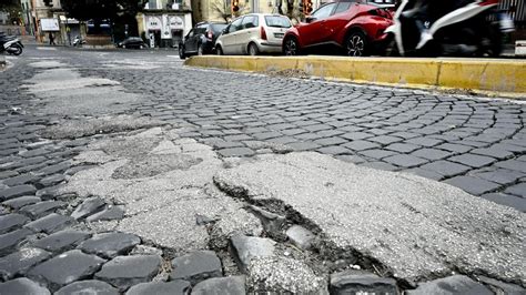 Via Girolamo Santacroce Tra Buche E Avvallamenti Qui Record D