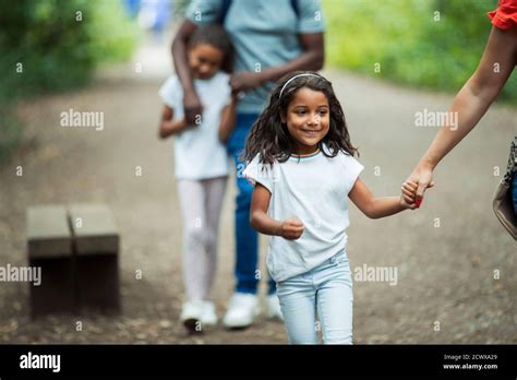 Fille Qui Marche Dans Le Parc Banque De Photographies Et Dimages