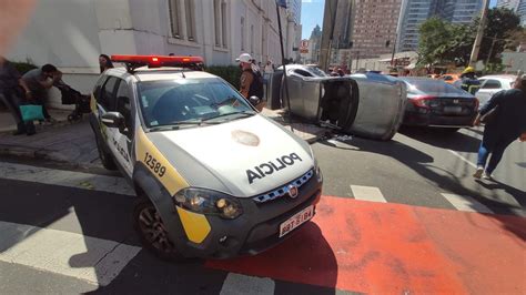 Tr S Pessoas Ficam Feridas Ap S Carro Capotar No Centro De Curitiba