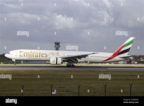 Boeing 777 cockpit interior flight hi-res stock photography and images ...