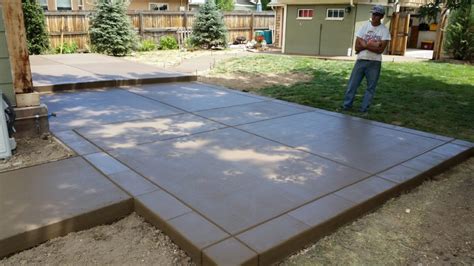 Patio Broom Finish Color Concrete | Gumer Concrete