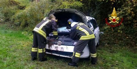 Centra In Pieno Il Guard Rail Fa Un Volo Di Metri E Precipita Con L