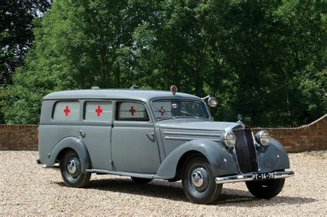 Ein Historischer Krankenwagen Der Mercedes Benz 170 S V Aus Dem Jahr