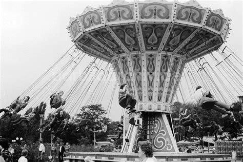 Berlin Kettenkarussell Auf Dem Gel Nde Des Kulturparks Pl Nterwald In