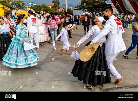 J Venes Bailarines Peruanos Practican La Danza Marinera Antes De