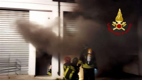 Incendio Doloso Fiamme In Un Ricovero Per Automezzi