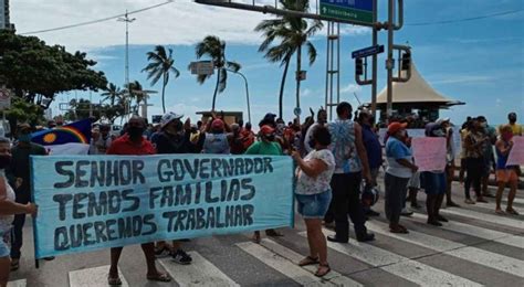 Barraqueiros protestam na Zona Sul do Recife pelo retorno do comércio