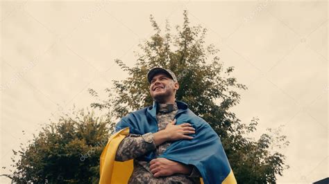 Vista De Ngulo Bajo De Soldado Feliz Y Orgulloso En Uniforme Militar