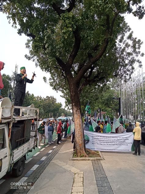 BAKORNAS LKBHMI PB HMI Melakukannya Aksi Unjuk Rasa Di Depan Gedung