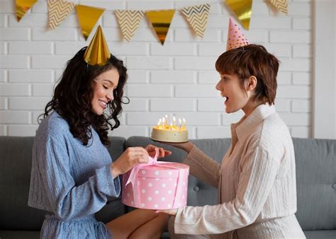 Premium Photo Side View Lesbian Couple Celebrating Birthday