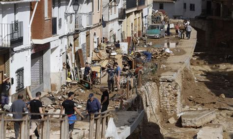 Rescatada con vida una mujer en Benetússer Valencia tras pasar tres