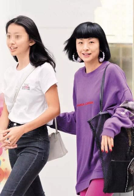 陈奕迅女儿比妈妈还要高挑 徐濠萦全职照顾女儿生活徐濠萦女儿陈康堤新浪新闻