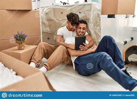 Dos Hombres Hispanos Pareja Sonriendo Confiados Usando Touchpad En Casa