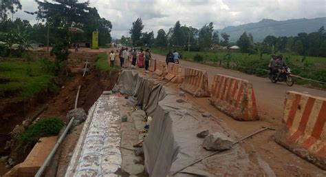Locals protest shoddy works on bridge | Monitor