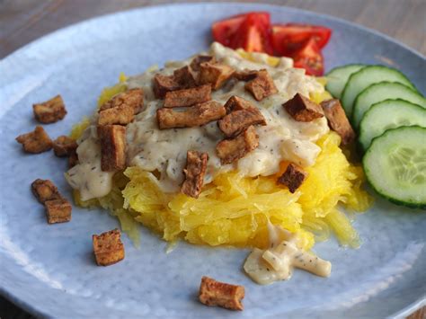 Spaghetti squash with vegan cheese sauce and smoked tofu – LowCarb Vegan