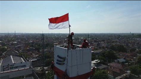 Bendera Merah Putih Raksasa Berkibar Pada Puncak Menara Tertinggi Di