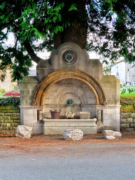 Drinking Fountain In Queen S Square David Dixon Cc By Sa 2 0