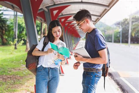 两位亚洲青年大学生讨论阅读书籍和使用笔记本电脑搜索和学习知识教育和友谊的概念幸福和学习的概念恋高清图片下载 正版图片505665005 摄图网