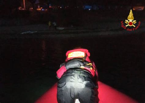 Si Tuffa Per Un Bagno Nel Lago E Non Riemerge Ricerche In Corso Nel