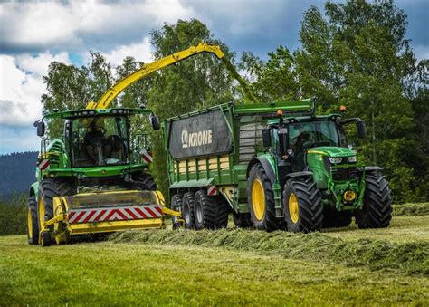 Gras Mais und GPS häckseln mit JohnDeere Maishäckseln