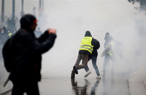 Yellow Vests protest in Paris as troops join police to prevent trouble - The Jerusalem Post