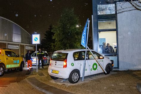 Auto Ramt Gevel Van Pand Waar Directeur Transportbedrijf Zit Te Werken