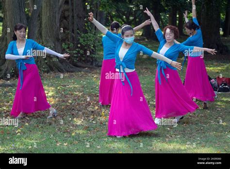 YUANJI DANCE Mujeres asiáticas mayores americanas en una clase diaria