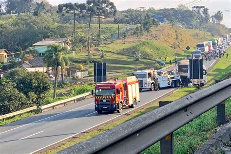 Acidente Envolvendo Carreta Bloqueia BR 277 Em Campo Largo