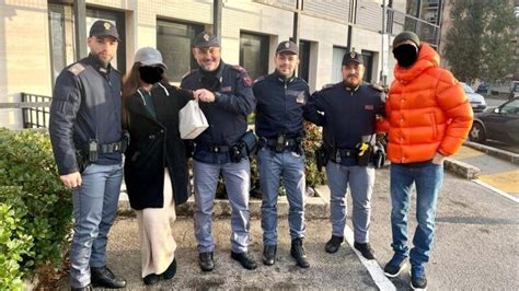 Latina Rubano IPhone E Portafoglio A Una Ragazza Poliziotti Ritrovano La Refurtiva Tra I Rifiuti