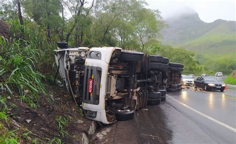 Casal Fica Ferido Em Tombamento De Carreta Na Br Em Muria Zona