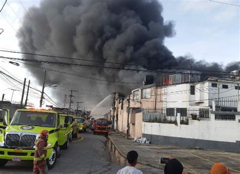 Video Incendio De Grandes Proporciones Se Registra En Bodegas De Mixco