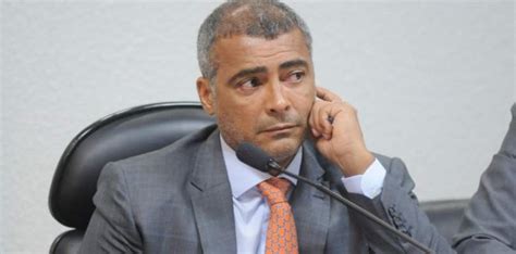 Romário bate boca ministro da Educação nas redes sociais Toma