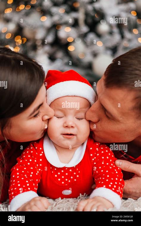 Natale Famiglia Baciare E Abbracciare Il Bambino Ha Sorpreso Sua Madre