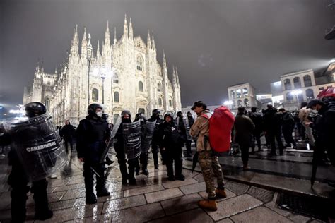 No Green Pass A Milano I Manifestanti Raggiungono Piazza Duomo