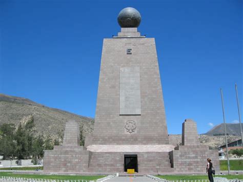 Monumento Mitad Del Mundo