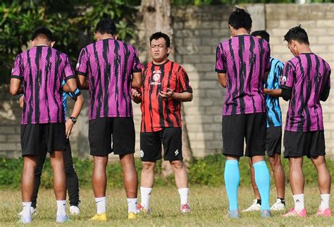 Kenakan Jersey Dan Turun Ke Lapangan Manajer Tim Arema Fc Beri