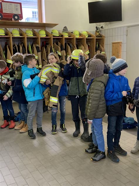 Besuch Der Klassen Bei Der Feuerwehr Preysing Grundschule Aschau