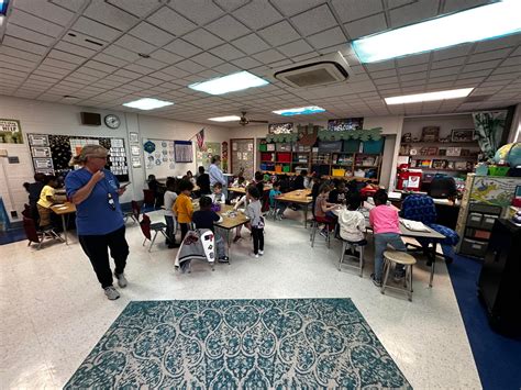 The St. Louis Zoo came to... - Armstrong Elementary School | Facebook