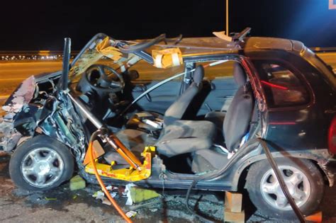 Fotos Motorista Fica Preso S Ferragens Ap S Bater Carro Contra Poste