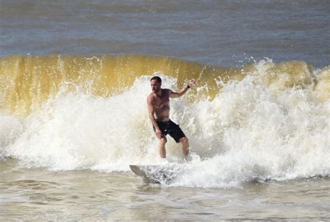 Fotojornalismo Dia Frio E De Surfe Na Praia De Camburi Em Vit Ria A